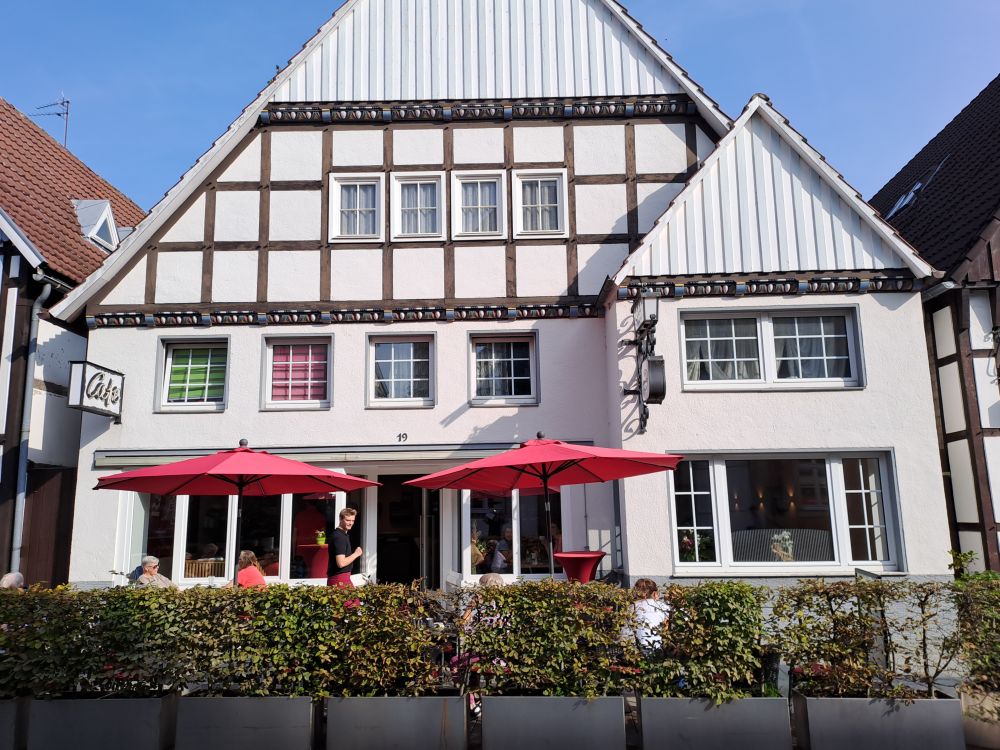 Die Fachwerkfassade von Rabea’s Café in der Rietberger Altstadt